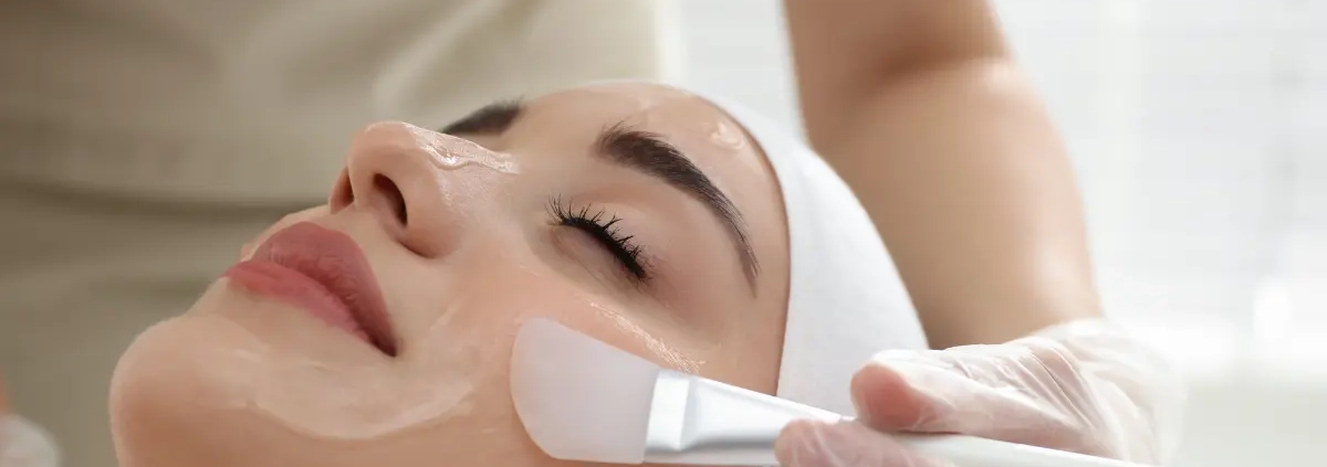 Cos’è il peeling chimico e quando ha senso per valorizzare il sorriso: differenze tra superficiale/medio/profondo, recupero, risultati e sicurezza.