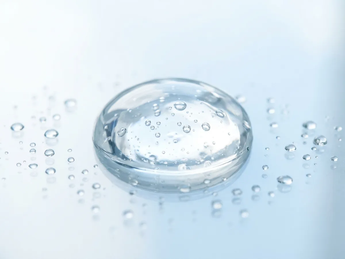 Gel idratante su superficie di vetro